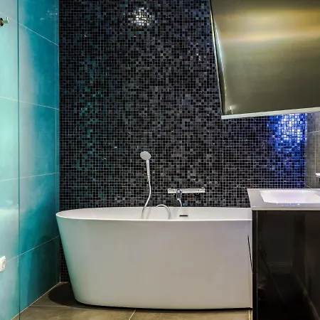 Luxury Apartman Martinis With Pool Split