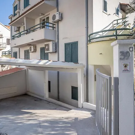 Guest house Luxury Apartman Martinis With Pool