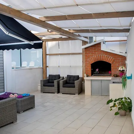 ゲストハウス Luxury Apartman Martinis With Pool *