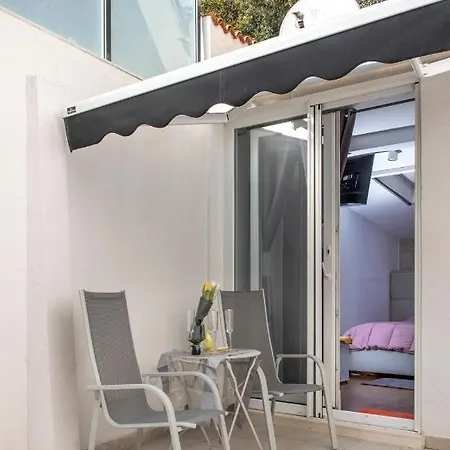 Guest house Luxury Apartman Martinis With Pool
