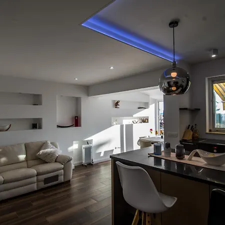 ゲストハウス Luxury Apartman Martinis With Pool *